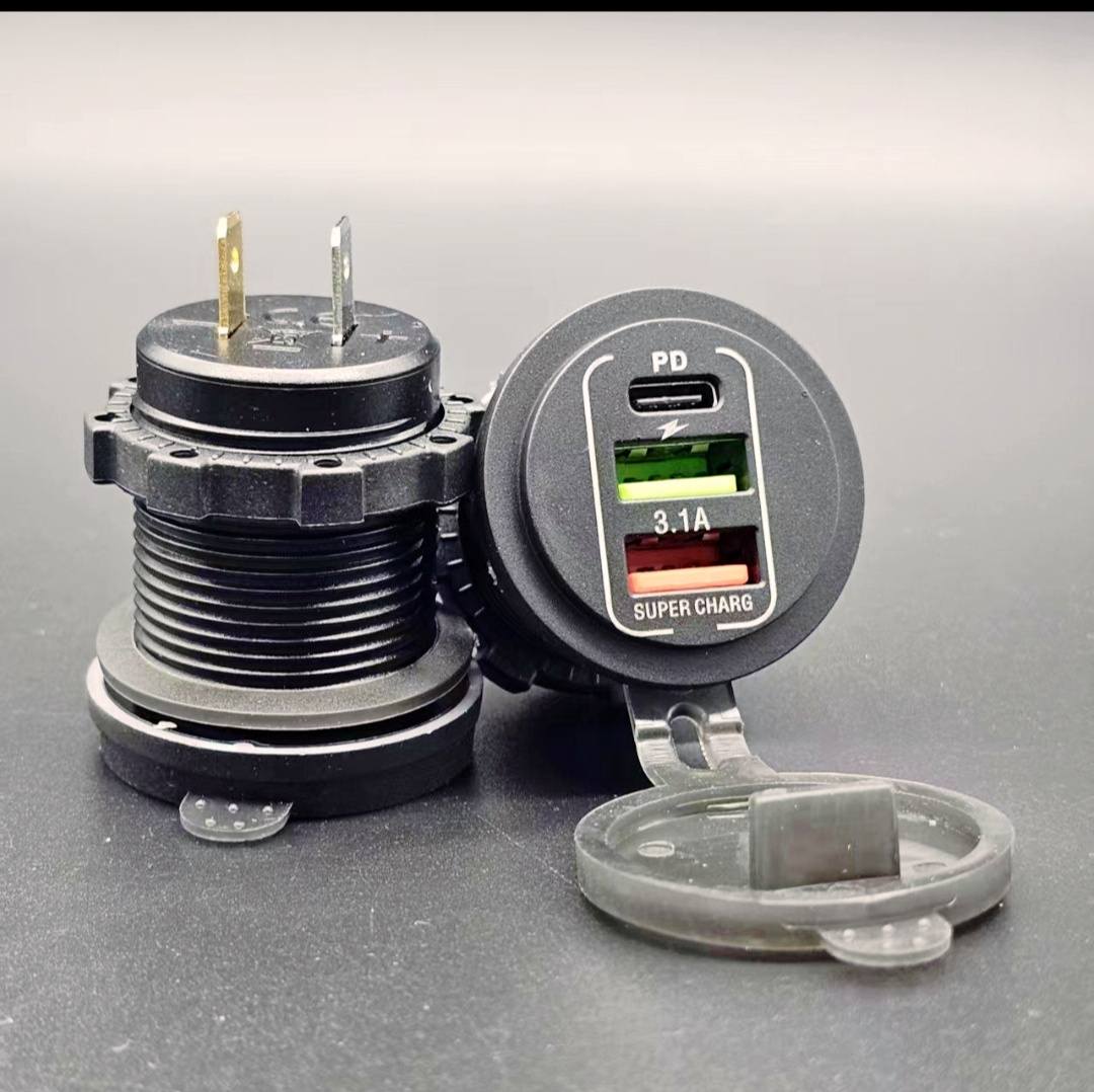 12V 24V Panel Montaj 3 USB Bağlantı Noktaları 2 Usb-Bir 3.1A + Tip-C Pd3.0 Şarj Soketi